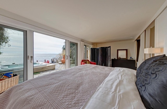 Lower Gibsons Beachfront Ocean 3 Br Home,- Hot tub, Fire Bowln Walk to Town