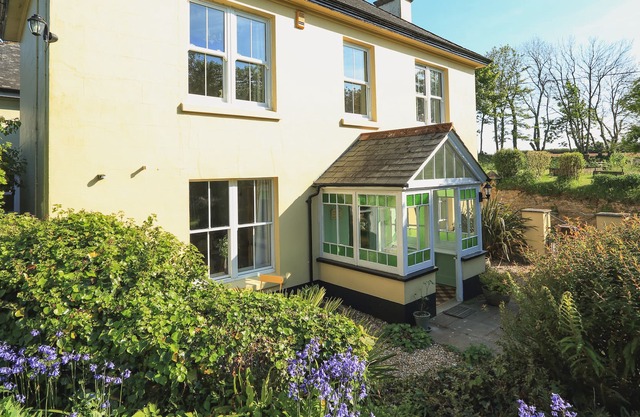 LOWER GREAT TORR, pet friendly, character holiday cottage in Kingston