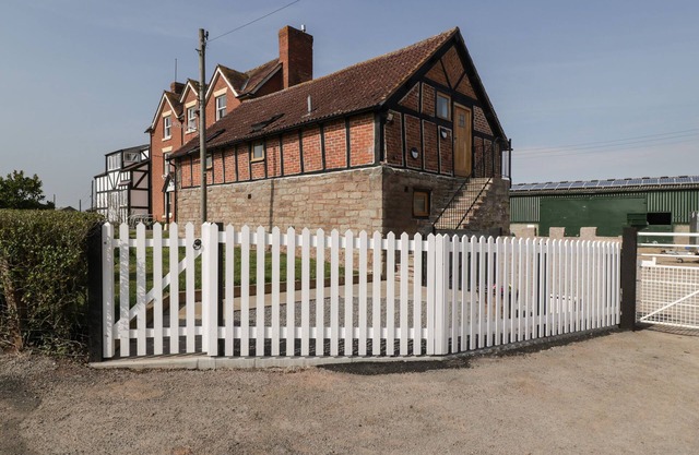 LOWER VENN GRANARY APARTMENT 2, family friendly in Bodenham