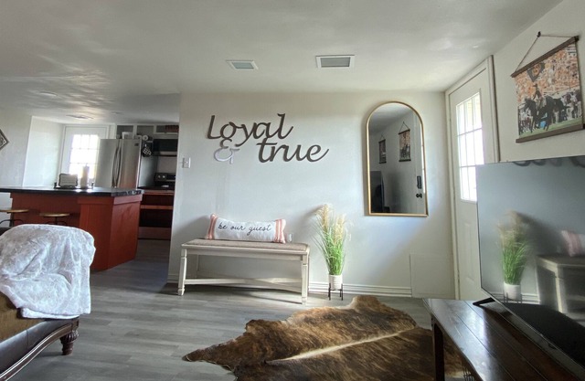 Loyal and True with a Ranch View! Sleeps 6, 8 min from campus