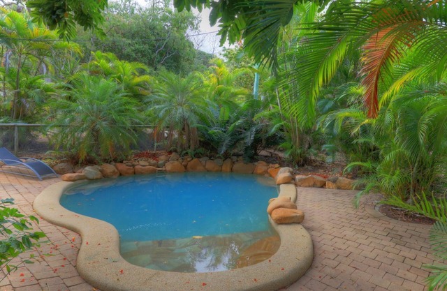 Loyang Apartment 2 - Fantastic value island getaway with complex pool and short stroll to Alma Bay
