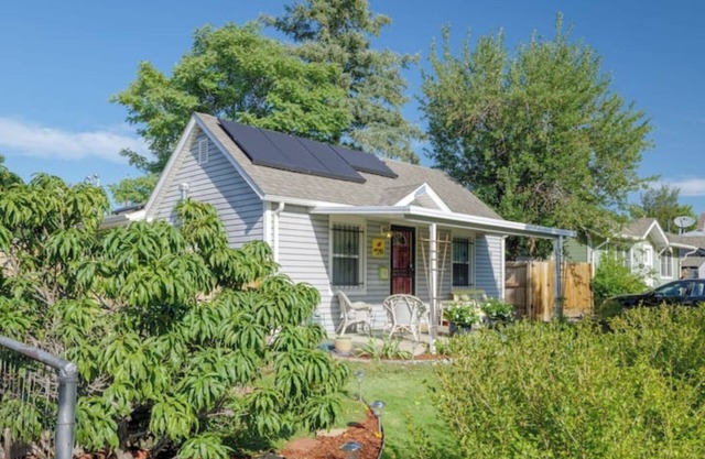Lucia's quaint cottage near downtown - Woof!