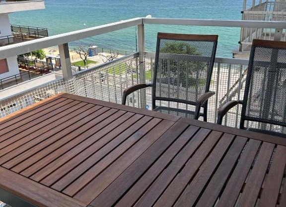 Lucy's Adorable First Line Beachfront Holiday Home