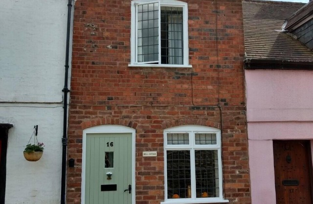 Ludlow centre, period town cottage with pet friendly garden & free parking