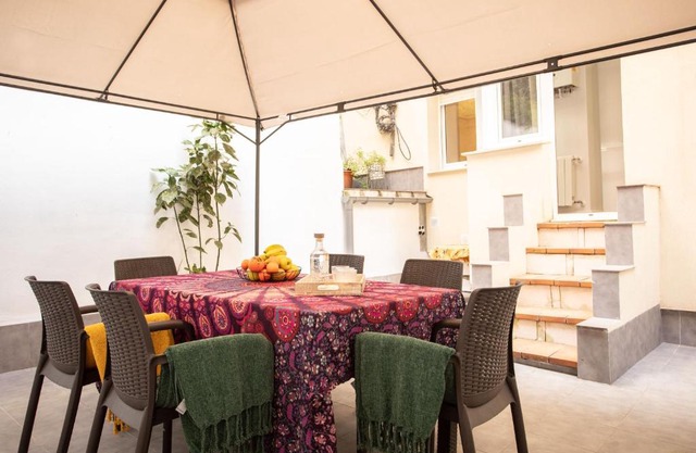 Lugar especial, gran patio, junto al ayuntamiento