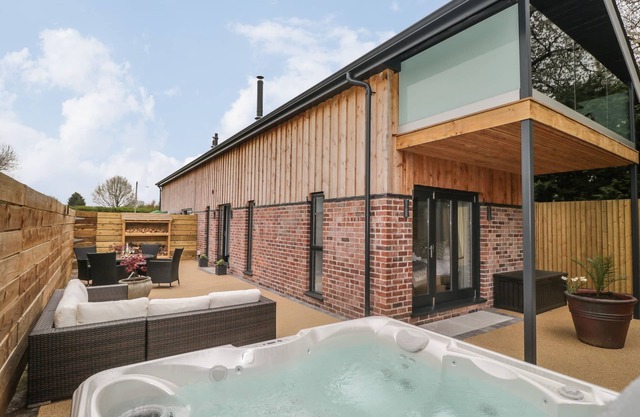 LUGG VIEW, character holiday cottage, with hot tub in Hereford