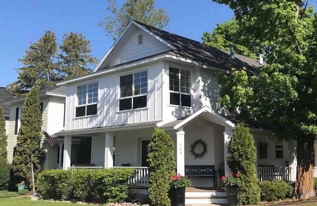 Lulu's Cottage Downtown Harbor Springs! Location! Location! Location!