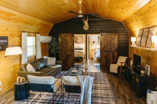 "Lumber Lodge" - Comfy & Woodsy Stay in RRG/Auxier