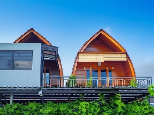 Lumbung Kembar Guest House, Nyanyi