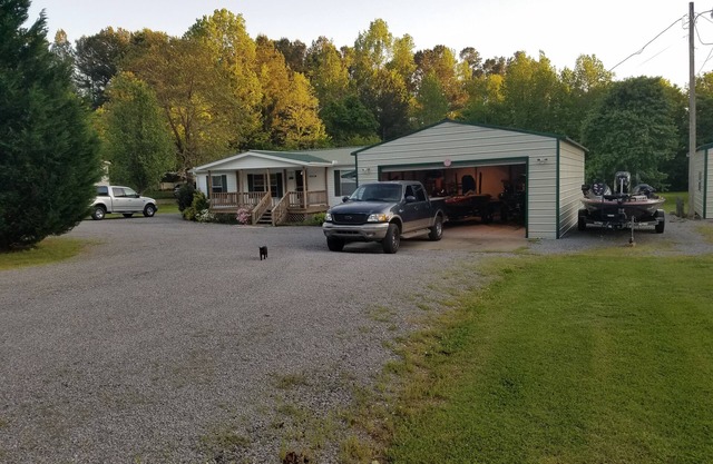 LureMeInn fishing & fowl vacation home with 2 boat garage. Ph 2564993665