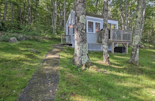 Lush Edgecomb Studio Cottage w/Fire Table!