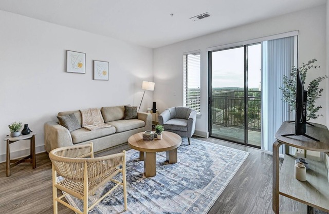 Lux 2Bed/2Bath Apt + King Bed + 1G WiFi