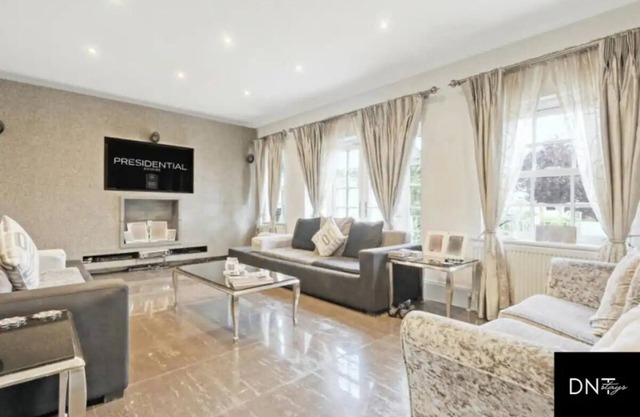 Lux 7BR Chigwell House & Garden