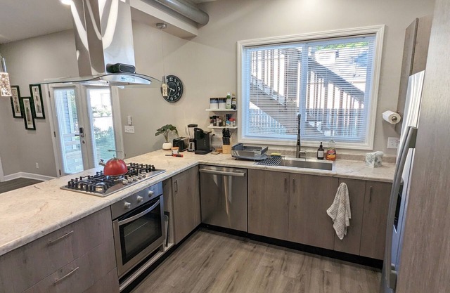 Lux Apt for 6 a Blk from Electric Works