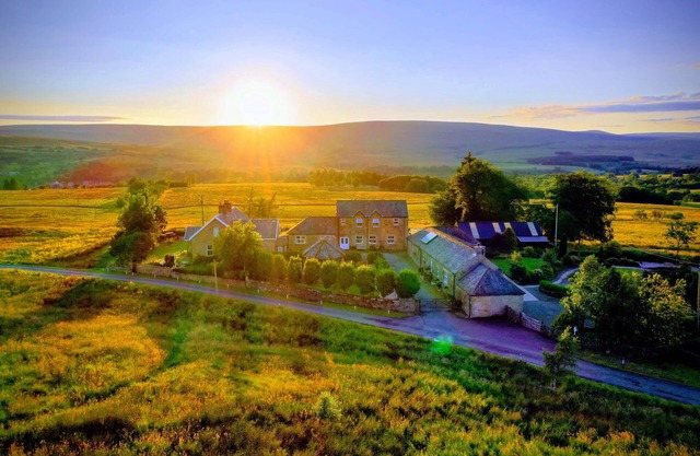 Lux cottage 3 beds 3 baths, dog friendly, mountain biking, walking on doorstep