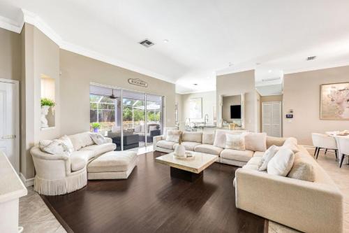 Lux Family 3 BR With Pool Villa Walk To Beach and Mercato