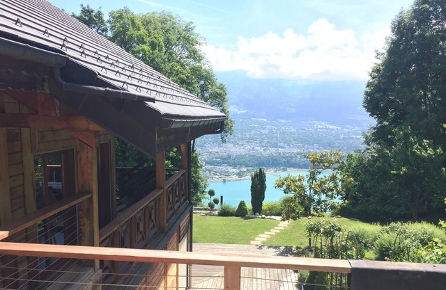 Luxury chalet, sauna, spa, fitness, lake view, beach 10 min away