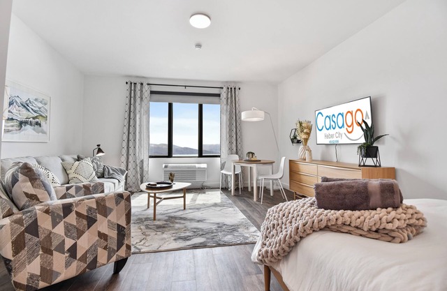 Lux, Sleeps 4, king bed, hot tub, views, gym