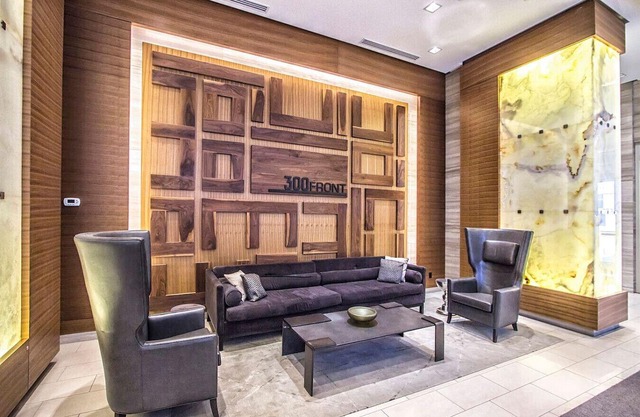 Luxe 2BR Apt with Jacuzzi and GYM, near CN Tower