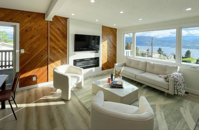 Luxe 4br Lakeview House, Steps to Wineries & KVR