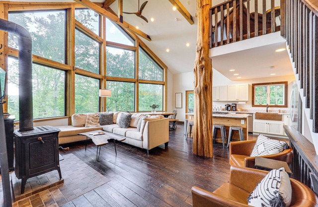 Luxe Appalachian Mountain Cabin w/Hot Tub, Views