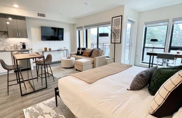 LUXE DOWNTOWN w/VIEW in-unit W/D Work from Home King Bed Gigabit WiFi