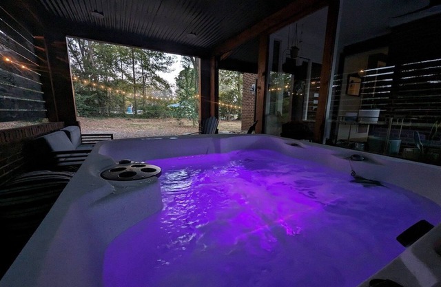 *LUXE*HOTTUB*FIREPIT*SUPERHOST*Walk2DTMatthews*EV*