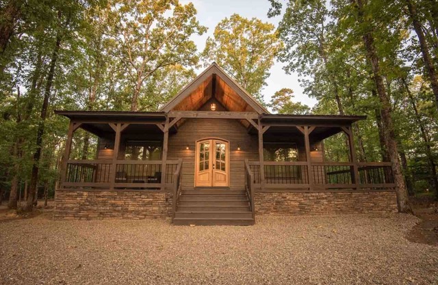 LUXE Modern 1 Bedroom Studio Cabin minutes away from Beavers Bend!