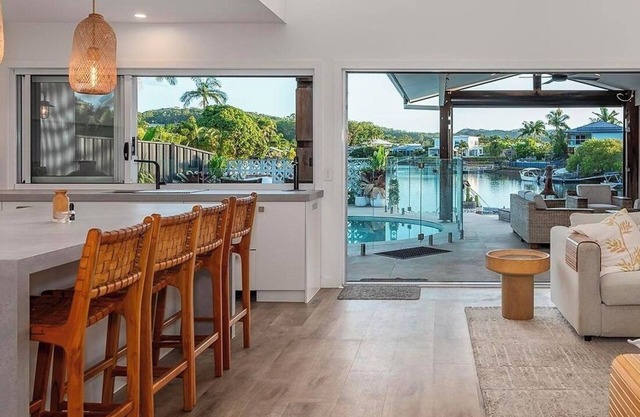 Luxe Modern 4 Bedroom Waterfront Homen