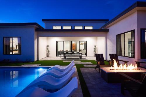 Luxe - Solstice Retreat - Heated Pools - 2 Homes