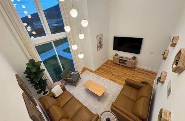 Luxe Southside Townhome w/Views + Garage