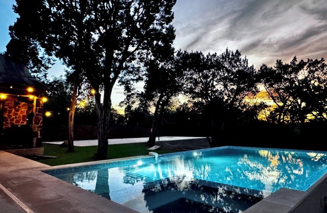 Luxe Tuscan Villa on 1 Acre with Pool & Pickleball, Sleeps 18, 9 mins to DT