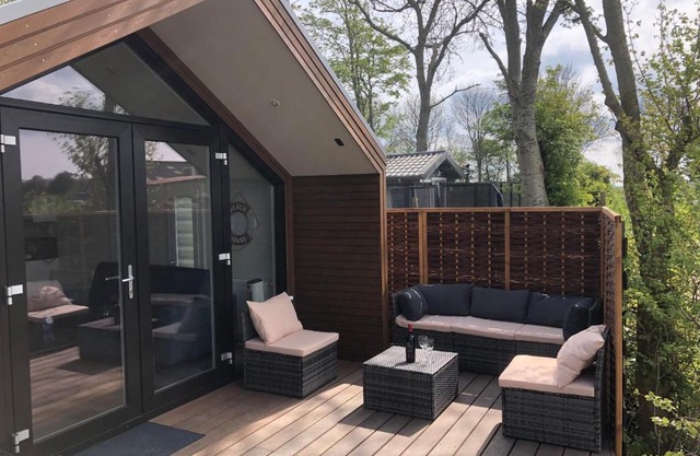 Luxe vrijstaande chalet voor gezinnen en stellen met mooie bloementuin vlakbij het water