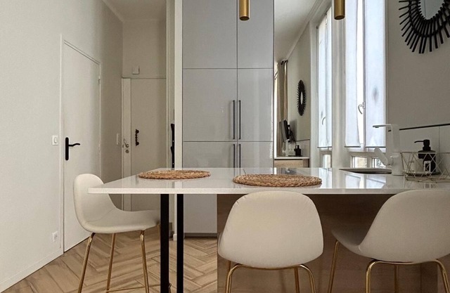 Luxurios Designer Decorated 1 Bedroom Suite walk to Champs-Elysées (Sleeps 3)