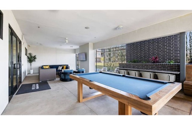 Luxurious 1:1 Suite, Pool, Billiards; 17min Domain