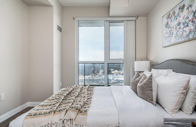 Luxurious 1+Den, 1 Bath Condo, Parking, City View