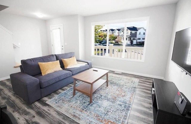 Luxurious 2 Bedroom Townhouse with Garage & Wi-Fi!