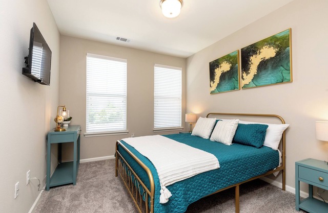 Luxurious 2BR/2BA apartment near shopping, dining, and the airport