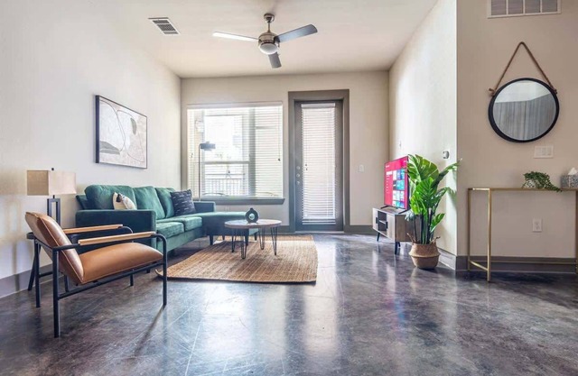 Luxurious 2BR King Suite: Pool, Parking, Gym