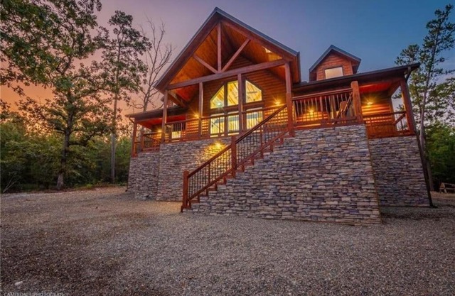 Luxurious 3 Bedroom / 3 EnSuite Baths w/Complete Privacy. Close to Everything.