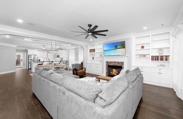 Luxurious, 3-Bedroom home – 5 mins from entertainment district!