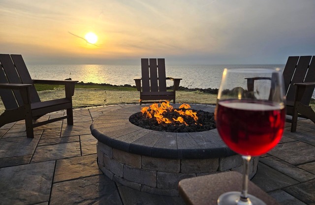 Luxurious 3-BR Lakefront Cottage on Lake Erie - Book Your Lakeside Retreat Today