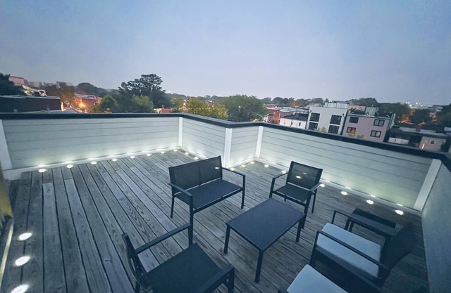 Luxurious 3BDR Penthouse + Rooftop Views of Monument&Capitol @ H ST Corridor