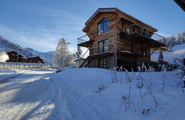 Luxurious 4 * Chalet, ski-in/out, on the slopes of Tignes, 5 bedrooms 14 people