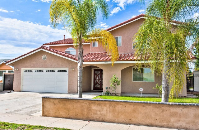 Luxurious 4400 sqft house Disneyland, Knotts, water park, beach, Kid's rooms