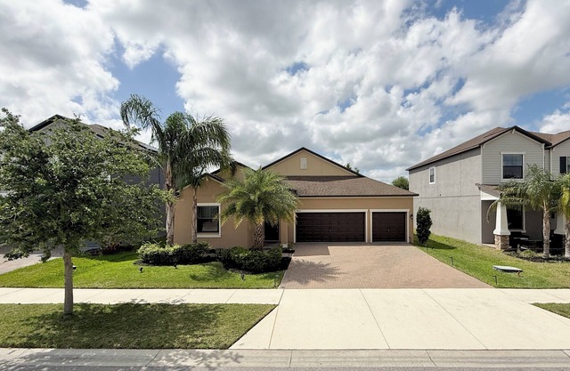 LUXURIOUS 4BR HOME IN PRISTINE COMMUNITY WITH HIGH-END AMENITIES-SUN CITY CENTER