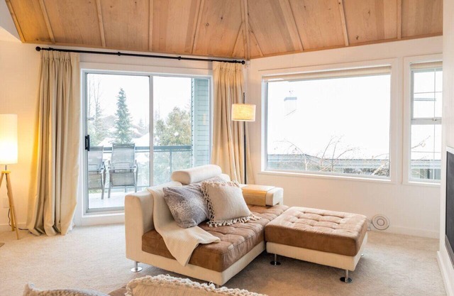 Luxurious 4BR: Patio/BBQ, 5 min to Village & Lakes