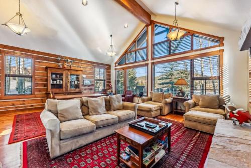 Luxurious 4BR Retreat with Hot Tub Near Gold Course