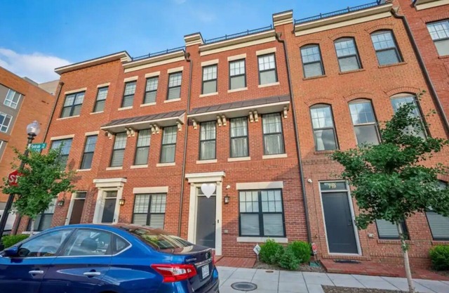 Luxurious 4BR TH w. free parking, close metro access, & patio in Washington, DC
