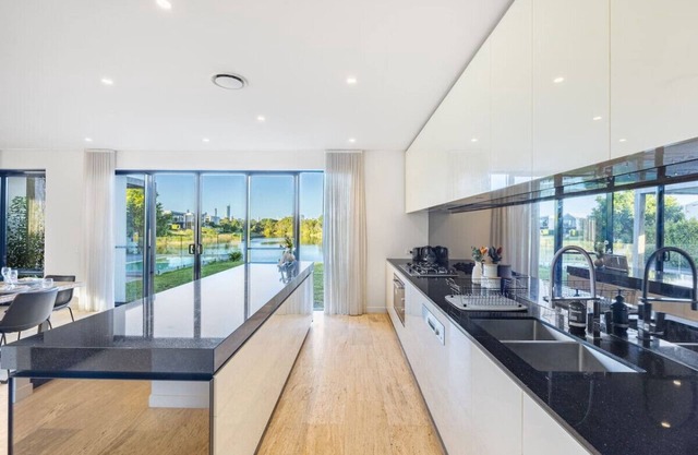 Luxurious 4BR Waterfront Retreat in Mermaid Waters